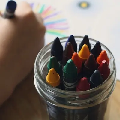 Crayon de couleurs utilisés par Cécile Cuby sophrologue spécialisée dans l’accompagnement des troubles Dys de l’enfant