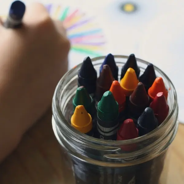 Pot avec crayons de couleur pour séance de sophrologie et troubles Dys enfants chez cécile cuby.